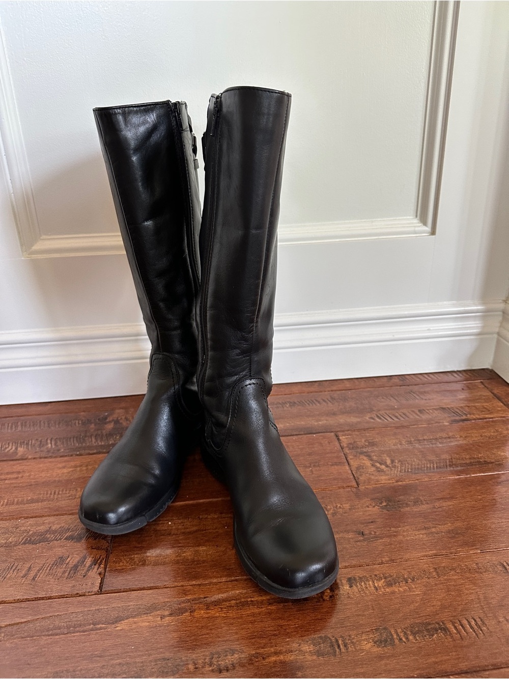 La Canadienne Black
Leather Knee High Boots
Fur Lined Made in Canada Size 7M